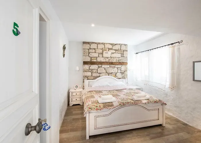 Monat Алачати